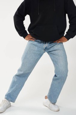 Gündelik siyah kapüşonlu ve kot pantolonlu modacı Afro-Amerikan erkek model, reklam için fotokopi alanı