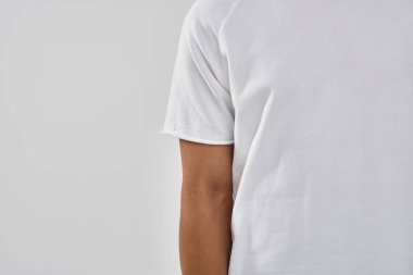 Beyaz tişörtlü, modaya uygun Afro-Amerikan erkek model, reklam için fotokopi alanı.