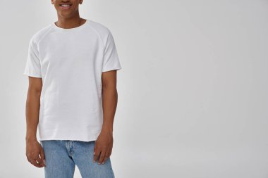 Havalı günlük kot pantolon ve beyaz tişört giyen şık Afro-Amerikan erkeği, reklam için kopya alanı
