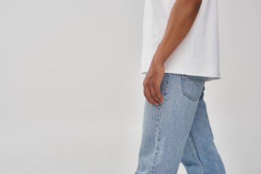 Havalı günlük kot pantolon ve beyaz tişört giyen şık Afro-Amerikan erkeği, reklam için kopya alanı