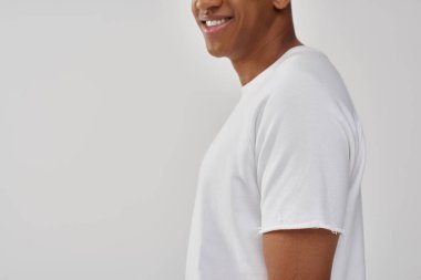 Beyaz tişörtlü, modaya uygun Afro-Amerikan erkek model, reklam için fotokopi alanı.