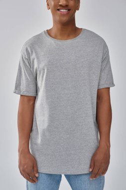 Havalı günlük kot ve gri tişörtlü şık Afro-Amerikan erkeği, reklam için fotokopi alanı