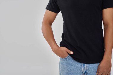 Siyah t-shirt ve kot giyen şık Afro-Amerikan erkek model, reklam için fotokopi alanı