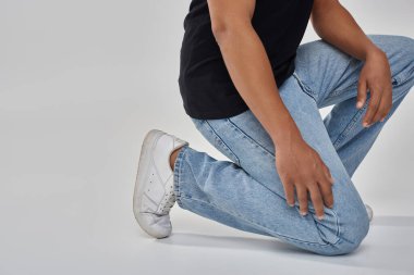 Siyah t-shirt ve kot giyen şık Afro-Amerikan erkek model, reklam için fotokopi alanı