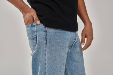Siyah t-shirt ve kot giyen şık Afro-Amerikan erkek model, reklam için fotokopi alanı