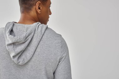 Beyaz arka planda günlük sweatshirt giyen zarif Afro-Amerikan adam, reklam için kopya alanı