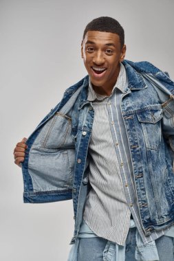 modaya uygun, modaya uygun, beyaz arka planda poz veren, modaya uygun giyinmiş Afrikalı Amerikalı adam.