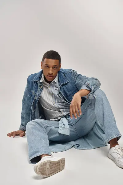 Goed Uitziende Jonge Afrikaan Amerikaanse Man Trendy Denim Outfit Zitten — Stockfoto