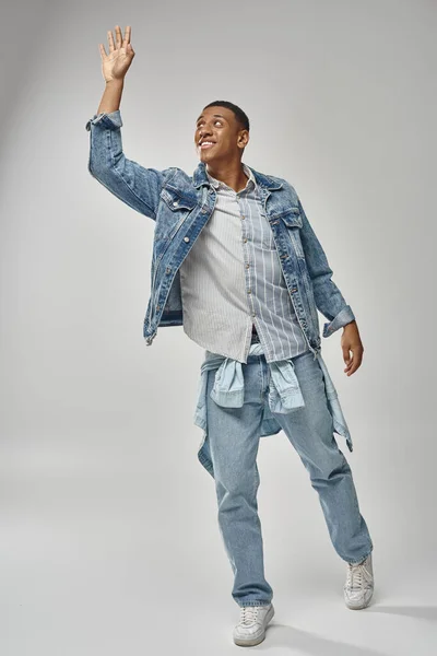 魅力的な感情的なアフリカ系アメリカ人男性 スタイリッシュなデニム服 活発にジェスチャー ファッションコンセプト — ストック写真