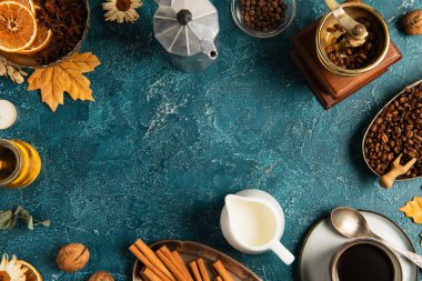 Kahve ve süt demleme ekipmanlarının yanında mavi kırsal masa üstünde sonbahar dekorlu, şükran günü