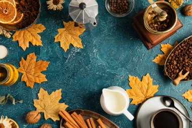 kahve ve süt mavi desenli masa üzerinde altın yeşillik ve sonbahar dekoru, şükran günü arkaplanı