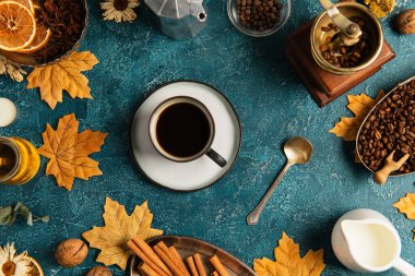 Şükran Günü natürmort, mavi desenli akçaağaç yapraklı ve sonbahar dekorlu kahve fincanı.