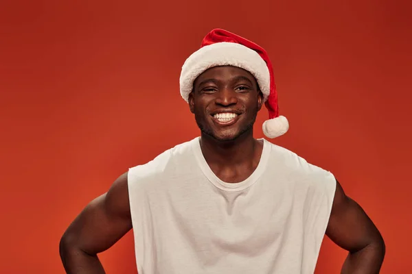Alegre Afroamericano Hombre Con Sonrisa Radiante Posando Sombrero Santa Mirando —  Fotos de Stock