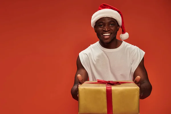 Hombre Afroamericano Encantado Sombrero Navidad Mostrando Caja Regalo Con Regalo —  Fotos de Stock