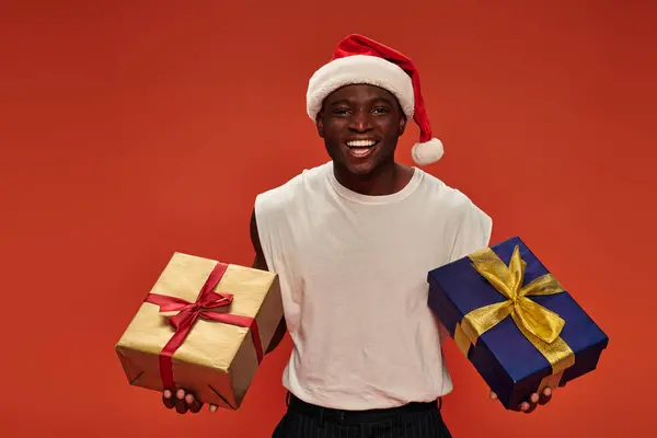 Hombre Americano Africano Alegre Sombrero Navidad Camiseta Blanca Posando Con —  Fotos de Stock