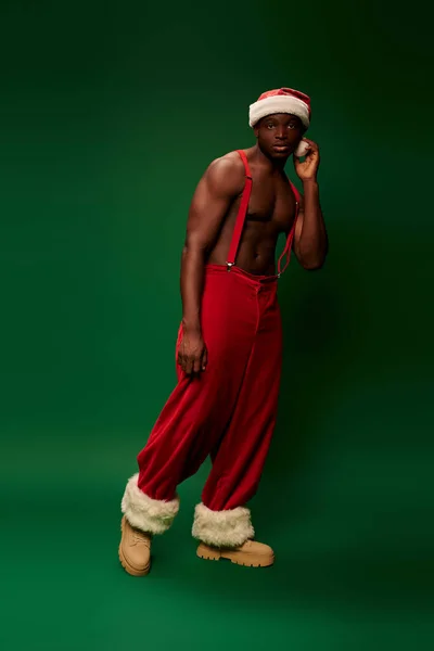Hombre Afroamericano Reflexivo Deportivo Sombrero Santa Pantalones Rojos Mirando Cámara — Foto de Stock