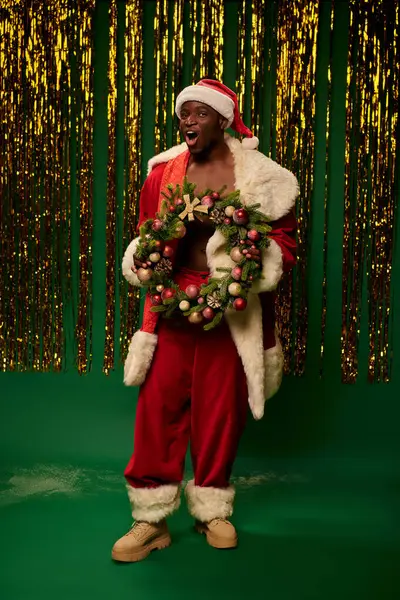 Asombrado Afroamericano Chico Traje Santa Con Corona Navidad Brillante Telón — Foto de Stock