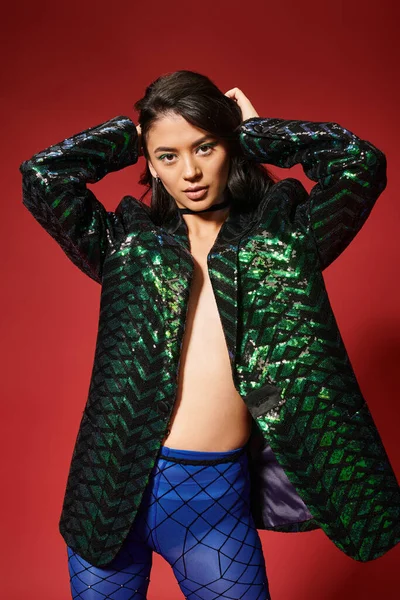 Joven Asiático Modelo Moda Verde Chaqueta Con Lentejuelas Posando Con — Foto de Stock