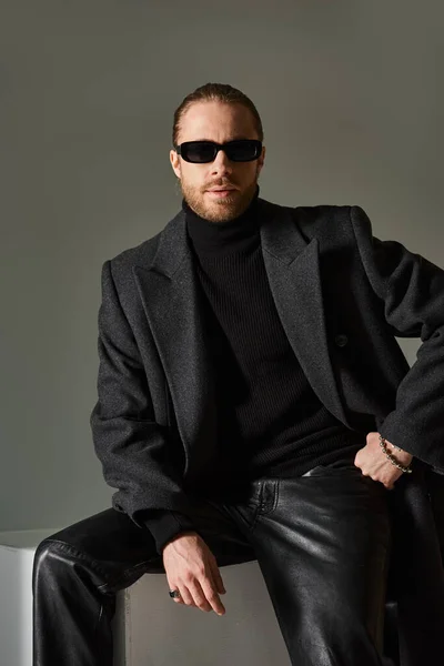Porträtt Fashionabla Man Trendiga Solglasögon Och Rock Sitter Vit Kub — Stockfoto