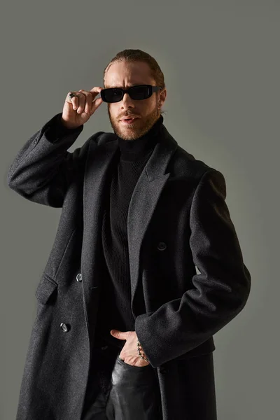Porträtt Stilig Manlig Modell Trendiga Solglasögon Och Svart Klädsel Poserar — Stockfoto