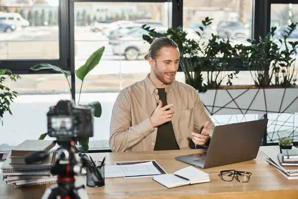 Erfolgreicher Geschäftsmann Gespräch Der Nähe Von Laptop Und Digitalkamera Während — Stockfoto