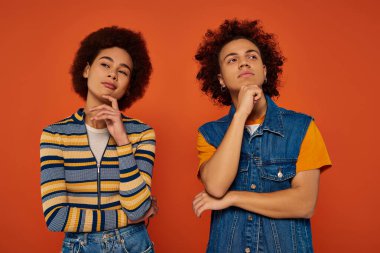Genç afro-amerikan erkek ve kız kardeşler aktif olarak hareket ediyorlar ve kameraya bakıyorlar, aile kavramı.