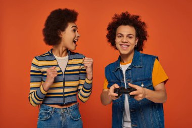 İyi görünümlü Afro-Amerikan kardeşler birlikte video oyunu oynuyorlar, aile kavramı.