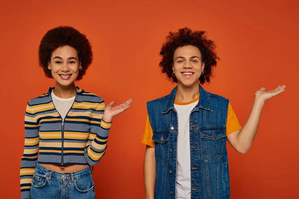 若いアフリカ系アメリカ人の兄弟姉妹が積極的にジェスチャーし 幸せに微笑み 家族のコンセプト — ストック写真