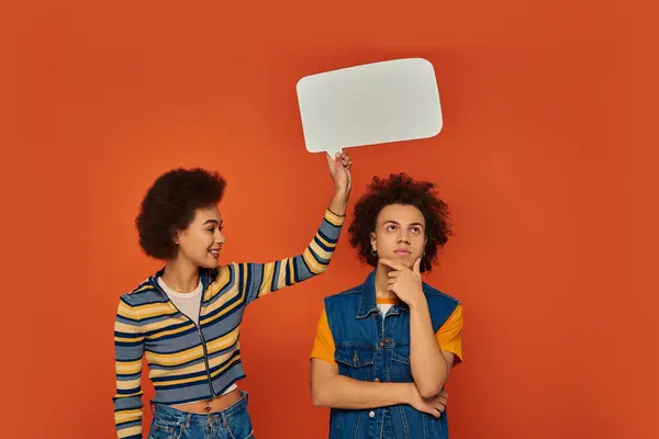 Irmãos Afro Americanos Pensativos Traje Casual Posando Com Bolha Fala — Fotografia de Stock