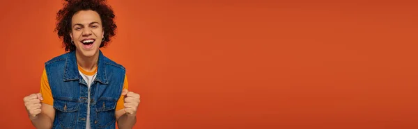 Όμορφος Αισθηματίας Αφροαμερικάνος Αστική Στολή Γοητευτικός Πορτοκαλί Φόντο Λάβαρο — Φωτογραφία Αρχείου