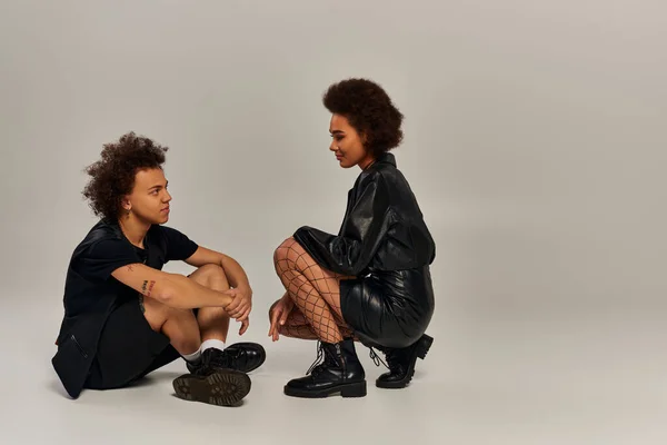 Gut Aussehende Lustige Bruder Und Schwester Schwarzen Trendigen Kleidern Hocken — Stockfoto