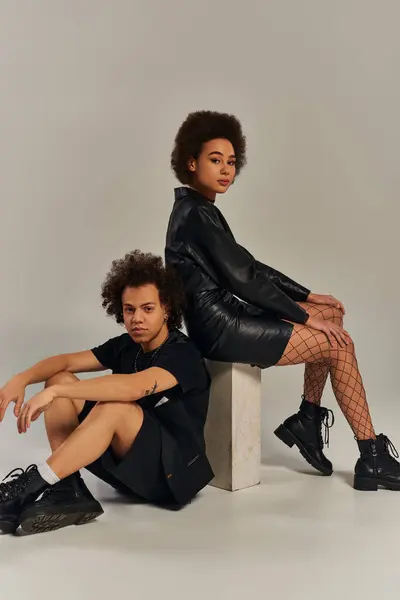 Stylish Fashionable African American Siblings Posing Together Sitting Gray Backdrop — Stock Photo, Image
