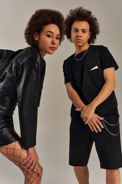 Accattivanti Fratelli Afro Americani Elegante Abbigliamento Urbano Nero Posa Insieme — Foto Stock