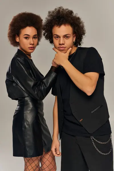 Stylische Afrikanisch Amerikanische Bruder Und Schwester Schwarzen Kleidern Posieren Zusammen — Stockfoto