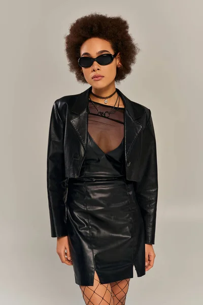 Beautiful Stylish African American Woman Black Attire Sunglasses Posing Gray — Stock Photo, Image