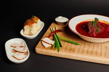 Sarımsaklı çörekler, domuz yağı ve yeşil soğan yanında geleneksel Ukrayna borsch 'u.