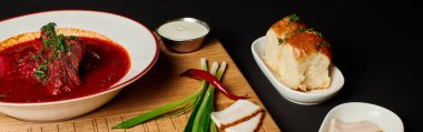 Sarımsaklı çörekler, domuz yağı ve yeşil soğan yanında lezzetli Ukrayna borsch 'u, pankart, pankart