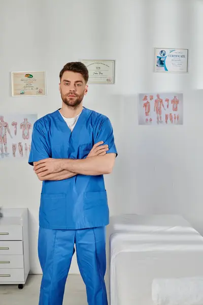 Güzel Görünümlü Sakallı Doktor Kollarını Göğsünde Kavuşturup Kameraya Sağlık Hizmetlerine — Stok fotoğraf