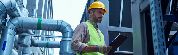 сфокусированный техник в защитном жилете держит буфер обмена во время работы снаружи, дата-центр, баннер