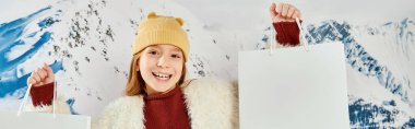 Moda konsepti ve pankarta gülümseyen şık ceketli genç kız.