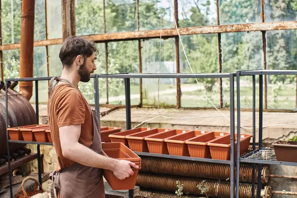 Jardineiro Profissional Com Barba Avental Linho Colocando Novos Vasos Flores — Fotografia de Stock