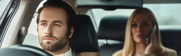 красивый бородатый мужчина за рулем автомобиля с блондинкой деловая женщина разговаривает по мобильному телефону, баннер