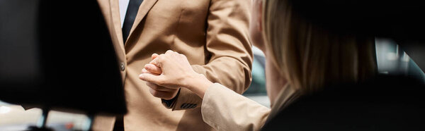 частичный вид стильного мужчины, держащегося за руку элегантного бизнеса в формальной одежде, выходящего из машины, баннера