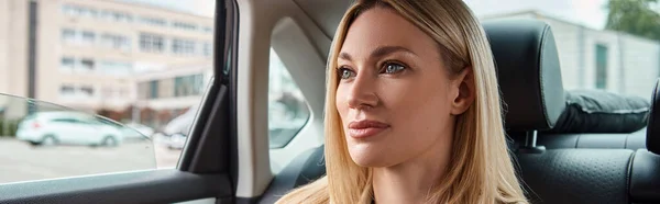 Portret Pewnej Siebie Blondynki Bizneswoman Podróżuje Luksusowym Samochodzie Ulicy Miasta — Zdjęcie stockowe
