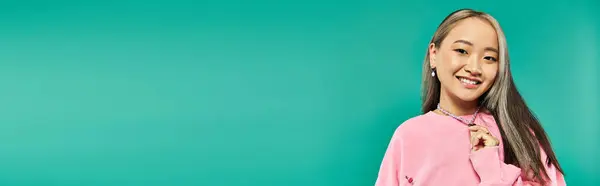 Porträt Einer Fröhlichen Asiatin Rosa Sweatshirt Die Herzförmige Halskette Auf — Stockfoto