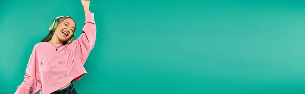 Positief Jong Aziatisch Meisje Draadloze Hoofdtelefoon Gebaren Dansen Turquoise Banner — Stockfoto