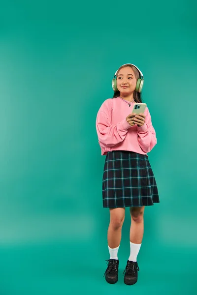 Задоволена Азіатська Дівчина Бездротових Навушниках Слухає Музику Використовує Смартфон Бірюзовому — стокове фото