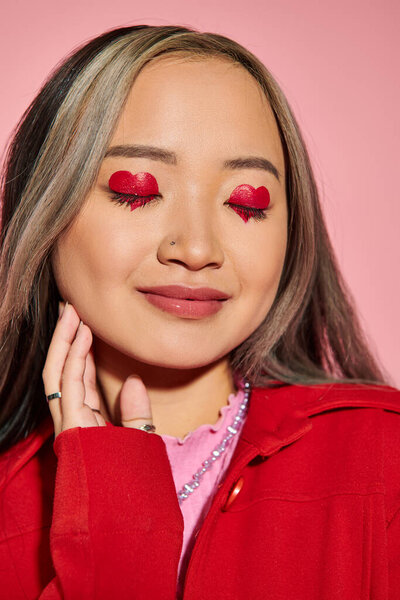 День святого Валентина концепция, счастливая азиатская женщина с сердцем формы глаз макияж и закрытые глаза на розовый