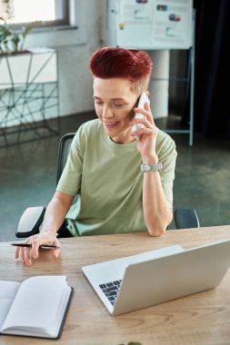 Modern ofisteki iş yerinde cep telefonuyla konuşan ikili olmayan iş adamı.
