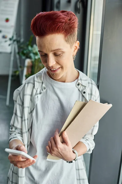 Smiling Bigender Manager Holding Documents Using Mobile Phone While Standing — Stock Photo, Image